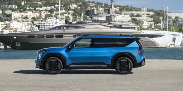 POTĘŻNA NA ZEWNĄTRZ, LUKSUSOWA WEWNĄTRZ. KIA EV9 – NAJBARDZIEJ WYJĄTKOWY MODEL W HISTORII MARKI
