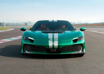 Ferrari 296 Speciale, auto stojące na torze, widok na przód