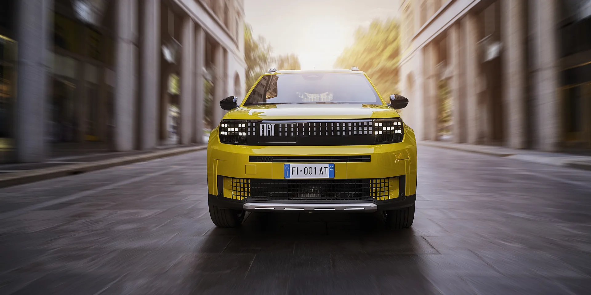 fiat grande panda adw2 02 Przód żółtego fiata grande pandy jadącego ulicą miasta