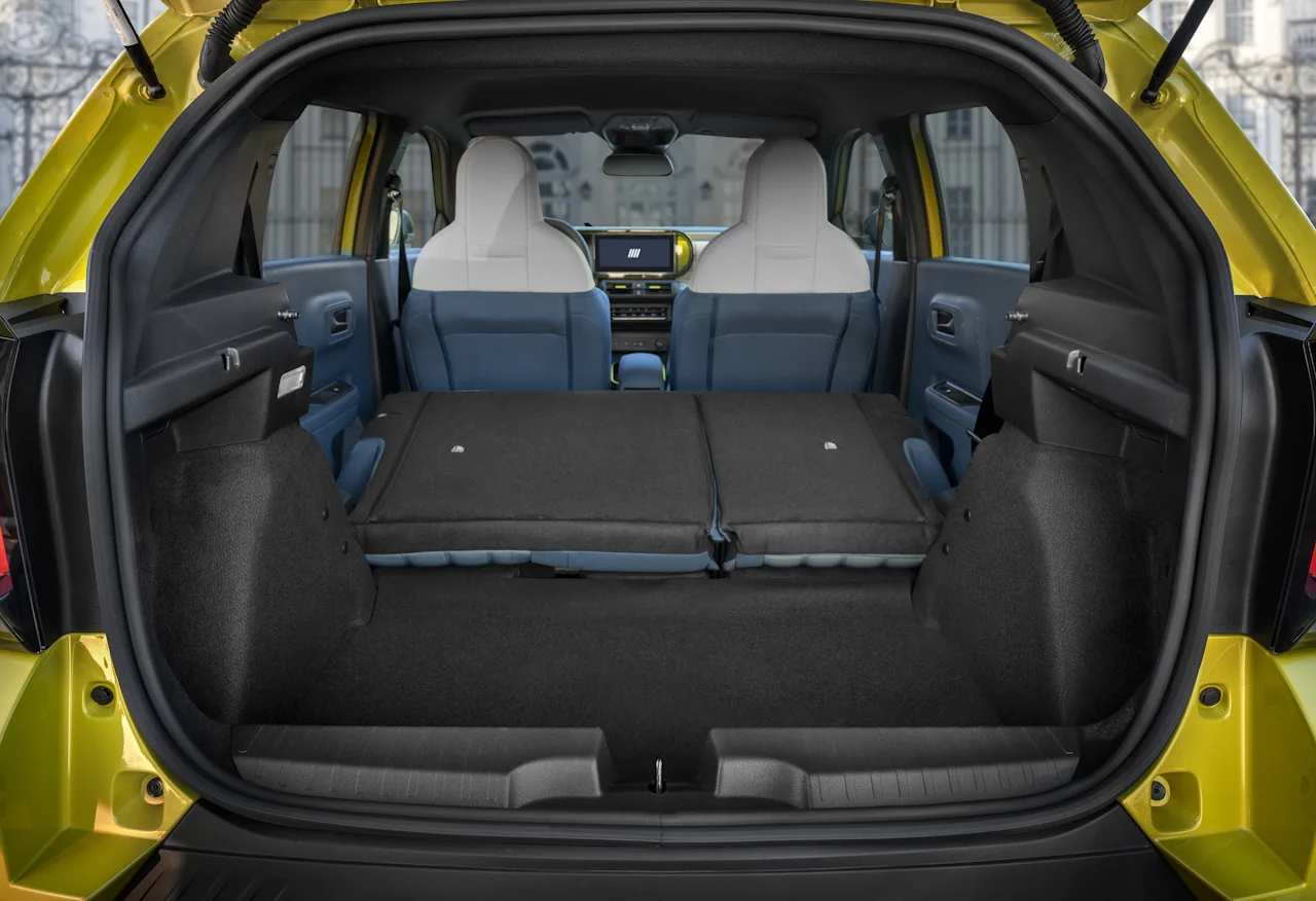 fiat grande panda adw2 12 Otwarty bagażnik żółtego fiata grande pandy ze złożoną kanapą