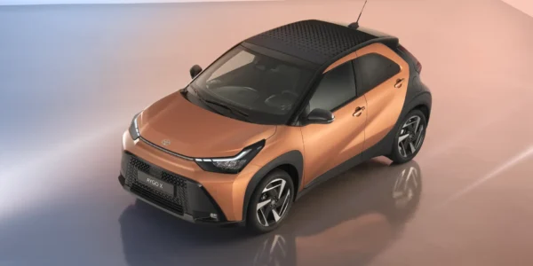 Najmniejsza Toyota jest już hybrydą – oto odświeżona Aygo X
