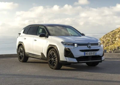 Citroen C5 Aircross, auto stojące na tle gór, widok 3/4 prawy przód