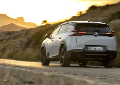 Citroen C5 Aircross, auto jadące drogą wzdłuż skał, 3/4 lewy tył