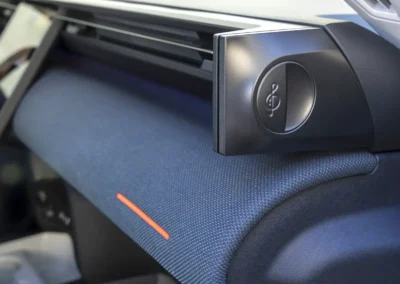 Citroen C5 Aircross, detal kabiny, głośnik na krawędzi deski rozdzielczej po stronie pasażera