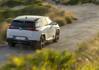 Citroen C5 Aircross, auto jadące szutrową drogą, widok 3/4 prawy tył lekko z góry