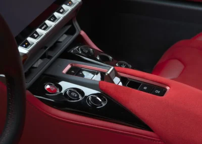 Toyota GR GT, zbliżenie na przełączniki na tunelu środkowym