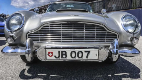 Aston Martin DB5 to ulubiony samochód Jamesa Bonda. Oto jego filmowa historia