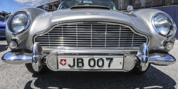Aston Martin DB5 to ulubiony samochód Jamesa Bonda. Oto jego filmowa historia