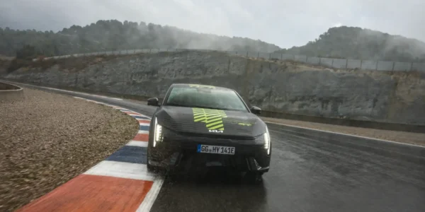 Takiego hot hatcha na prąd jeszcze nie było. Pierwsi w Polsce jeździmy Kią EV4 GT