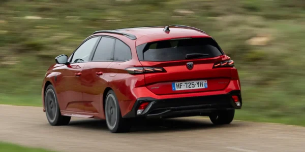 Czy kombi muszą przegrać z crossoverami? Odpowiedzi udziela Peugeot 308 Kombi PHEV
