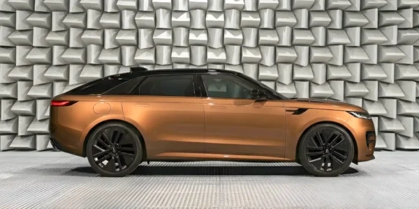 Range Rover wyjeżdża z terenu na asfalt. Co wiemy o modelu GT