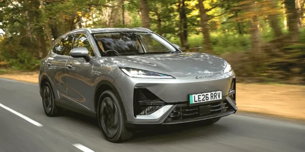 Chery rozpuszcza klony swoich aut po Europie. Po Omodzie i Jaecoo przyszła kolej na Lepasa. Oto model L6