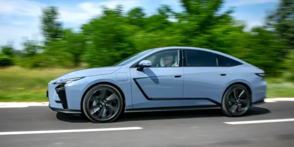 Jest wygodny i dynamiczny, ale ładuje się powoli. Czy nowy Lexus ES spodoba się Polakom tak jak jego poprzednik?