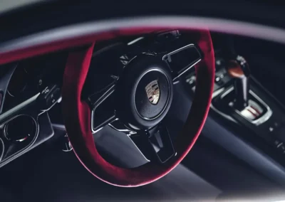 Porsche 911 Flachbau RS, kierownica i część deski rozdzielczej, widok przez uchylone drzwi kierowcy