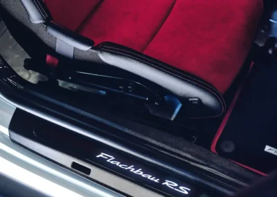 Porsche 911 Flachbau RS, zbliżenie na lewy próg z napisem "Flachbau RS"