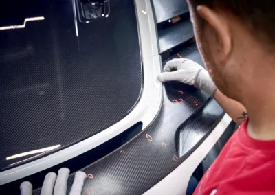 Porsche 911 Flachbau RS, ręczne budowanie auta, widok na przód ponad ramieniem mechanika