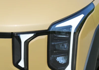 Przedni reflektor w żółtej kii EV2