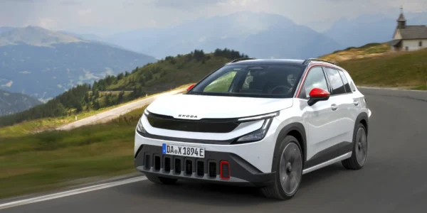 Ma parasolkę w drzwiach i duży bagażnik. Jednak Skoda Epiq przekonuje przede wszystkim podczas jazdy