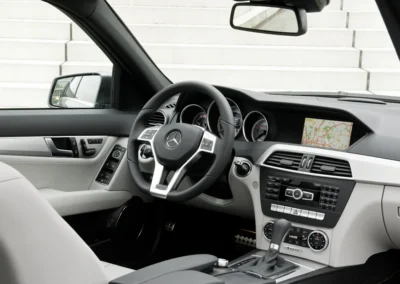 dwukolorowa deska rozdzielcza w Mercedesie klasy C gen W204