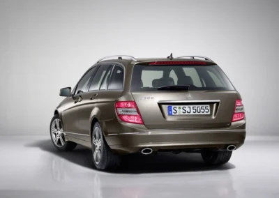 zdjęcie studyjne Mercedesa klasy C gen. W204 kombi - widok na tył auta