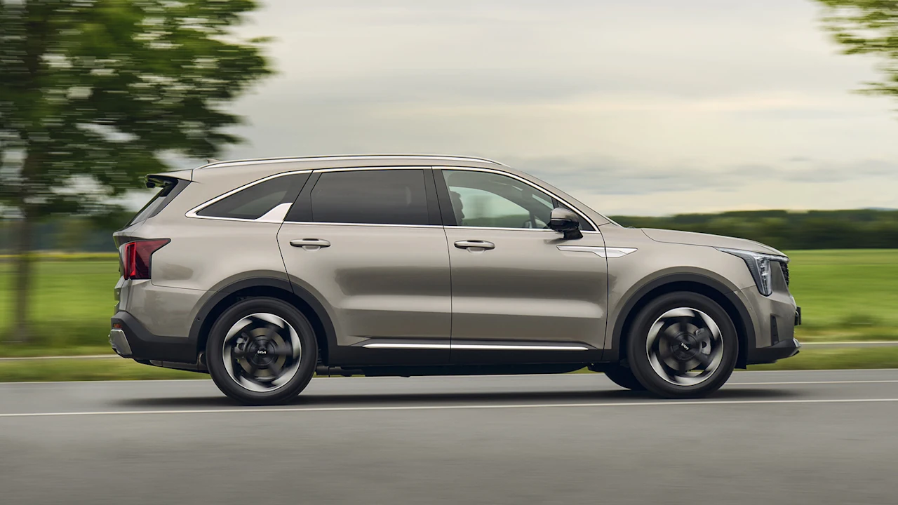 kia sorento adwert 28 Prawy profil beżowej Kii Sorento jadącej drogą