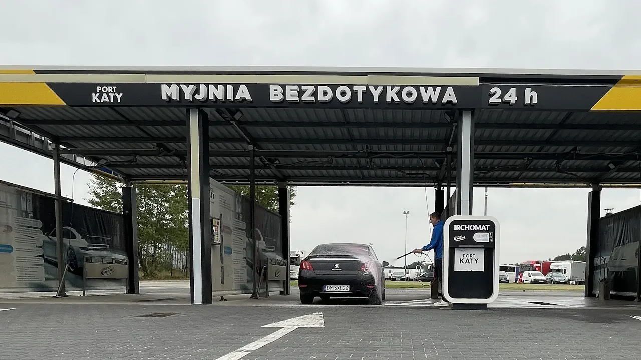 Samochód w trakcie mycia na myjni bezdotykowej