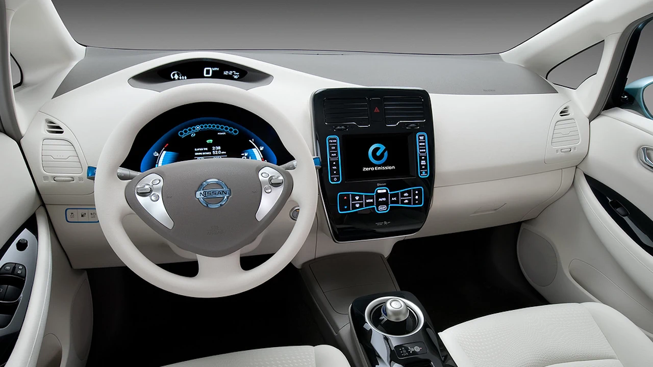 używane Nissan Leaf gen 1 1 Nissan Leaf - przód kabiny, deska rozdzielcza, wszystko w kolorze białym