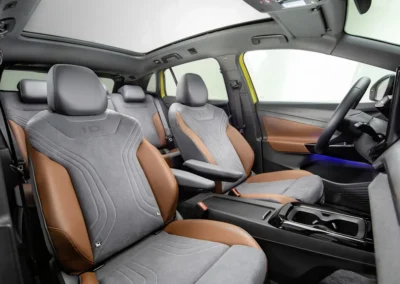 Fotele i tylna kanapa Volkswagena ID.4 , zdjęcie zrobione przez przednie drzwi pasażera