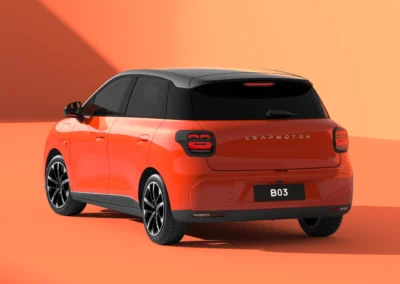 Pomarańczowy Leapmotor B03 stoi w studiu fotograficznym na pomarańczowej podłodze – widać tył i lewy bok auta, w tle jest pomarańczowa ściana.