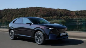 Zaskakuje komfortem, rozczarowuje obsługą. A jaka na drodze jest Mazda CX-6e?