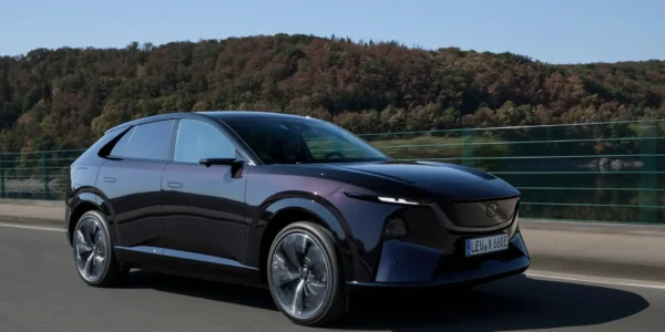 Zaskakuje komfortem, rozczarowuje obsługą. A jaka na drodze jest Mazda CX-6e?