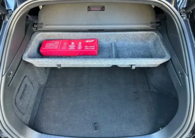Mazda CX-6e – praktyczny schowek pod roletą bagażnika.