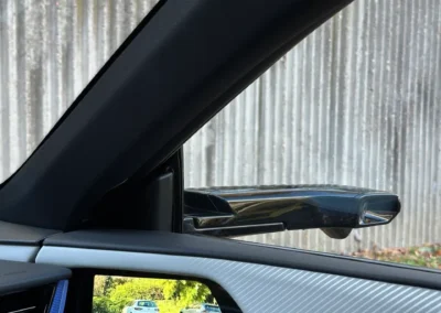 Mazda CX-6e – kamera cyfrowego lusterka na drzwiach (na zewnątrz) i wyświetlacz (również na drzwiach, ale wewnątrz).
