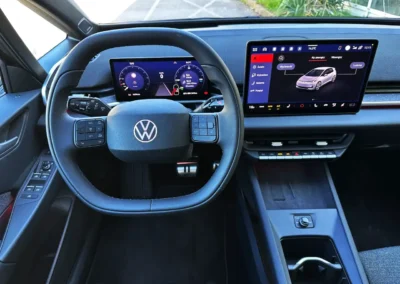 Volkswagen ID.3 Neo – kierownica, cyfrowe wskaźniki i ekran systemu multimedialnego oraz konsola środkowa.