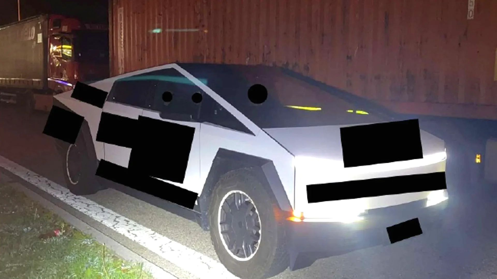 Tesla Cybertruck, egzemplarz zatrzymany przez niemiecką policję, widok 3/4 prawy przód, zasłonięte elementy przodu oraz boku auta