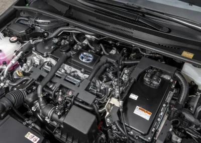 silnik o poj. 1.8 l z Toyoty Corolli 12 generacji (e210) widok przez otwarta pokrywę