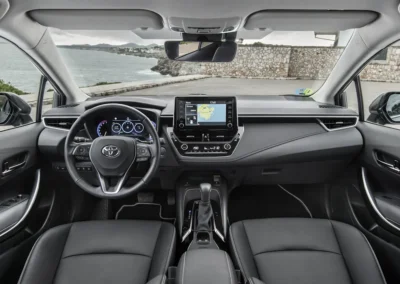 deska rozdzielcza i fotele w Toyocie Corolli 12 generacji (e210)